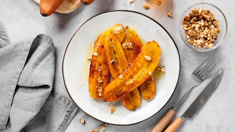 Caramelized bananas on plate