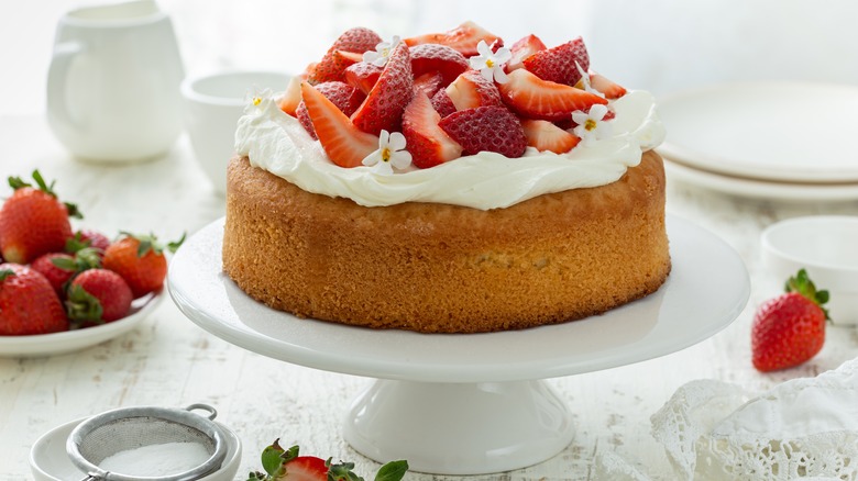 Cream cheese frosting cake berries