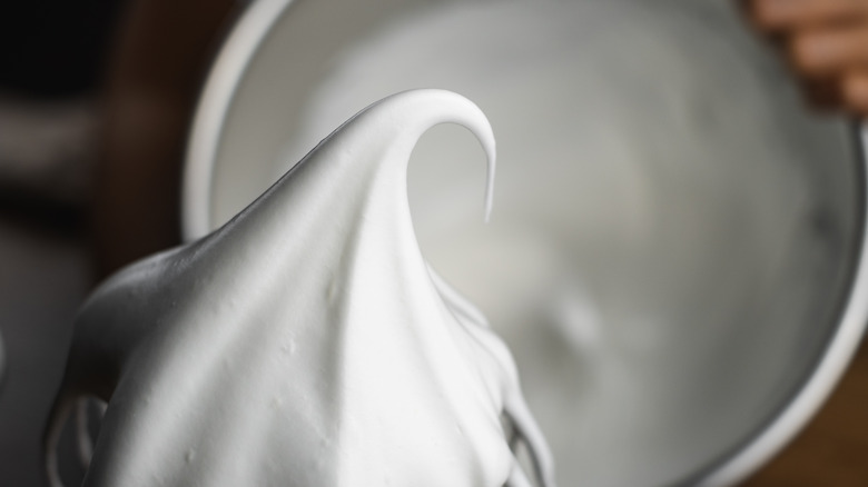 Meringue frosting in bowl