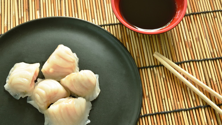 bánh bôt loc on plate with sauce 