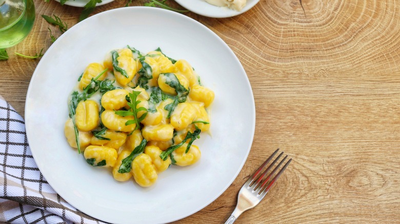 gnocchi with arugula and sauce 