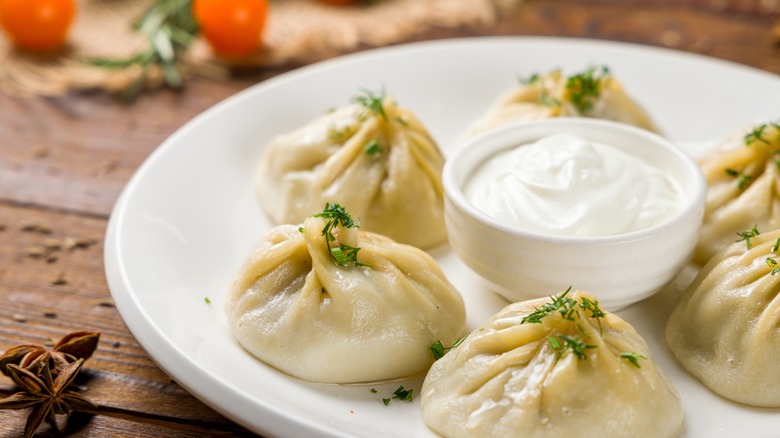 mantu with yogurt sauce 