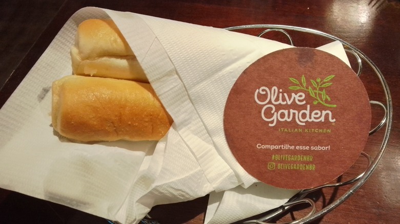 Olive Garden bread sticks in a basket