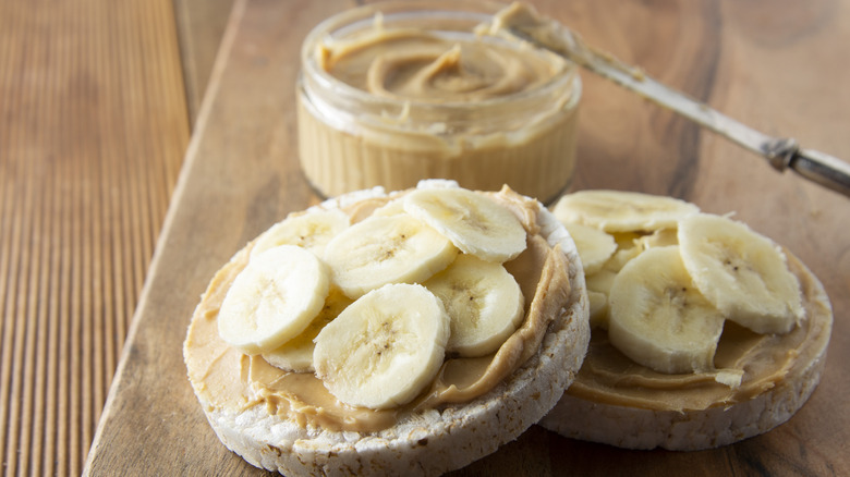Rice cakes with peanut butter