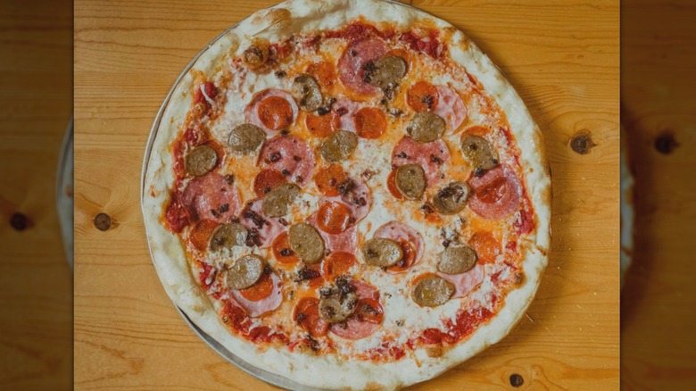 Pizza with sausage and peppperoni