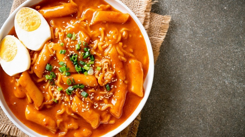 spicy ramen with egg and tteobki