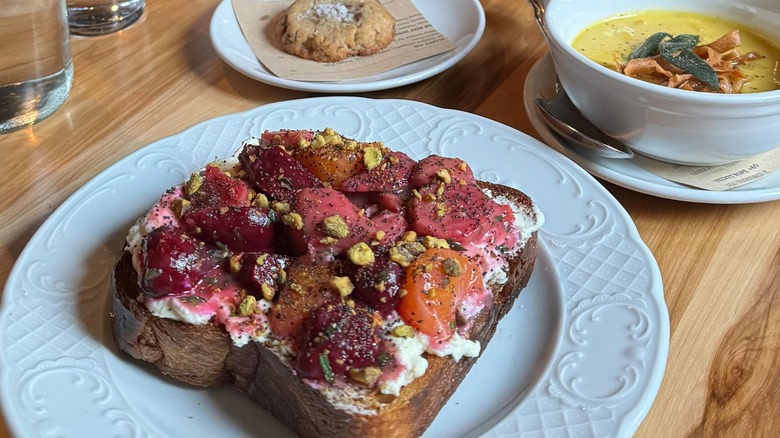 toast with beets and goat cheese 