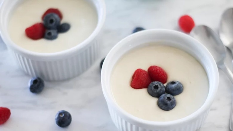 Vanilla pudding with berries