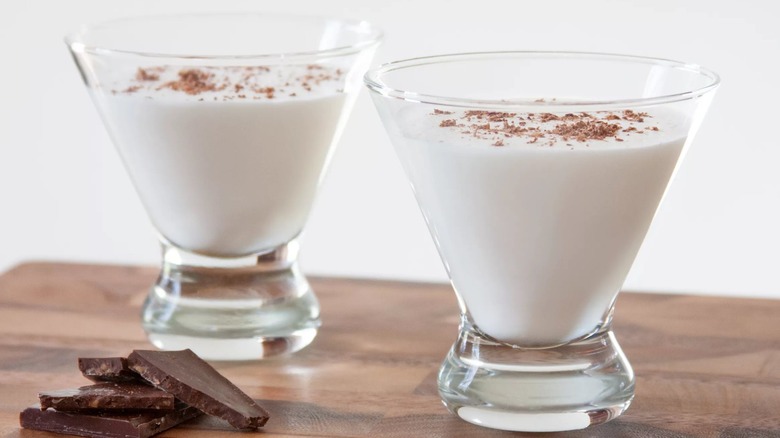 white chocolate martini with chocolate shavings