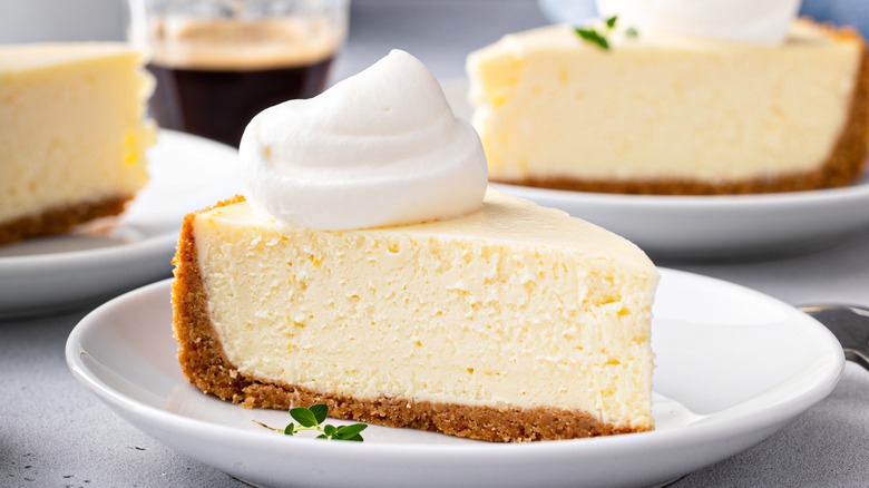 Cheesecake with graham cracker crust