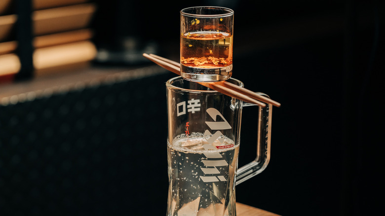 Non-alcoholic "sake bomb" 