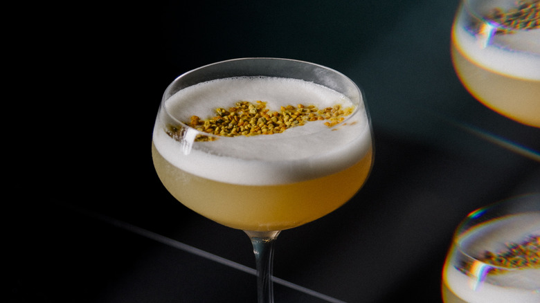 Non-alcoholic cocktail with bee pollen 