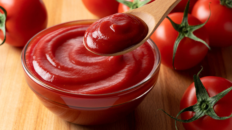 Bowl of tomato ketchup 