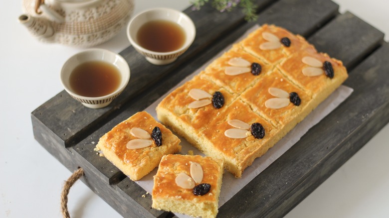 Boterkoek bread with tea