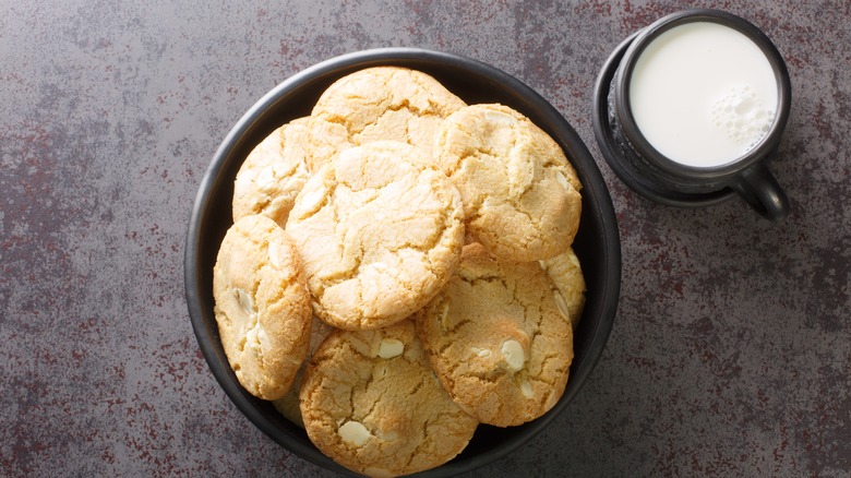 Macadamia white chocolate cookies plate