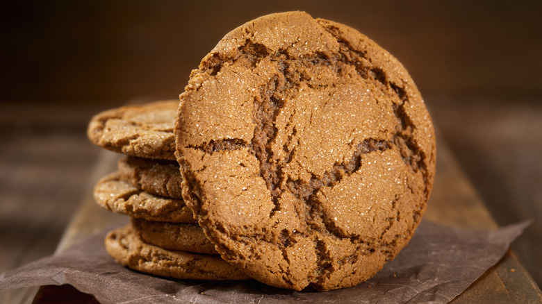 Gingersnap cookies on plate