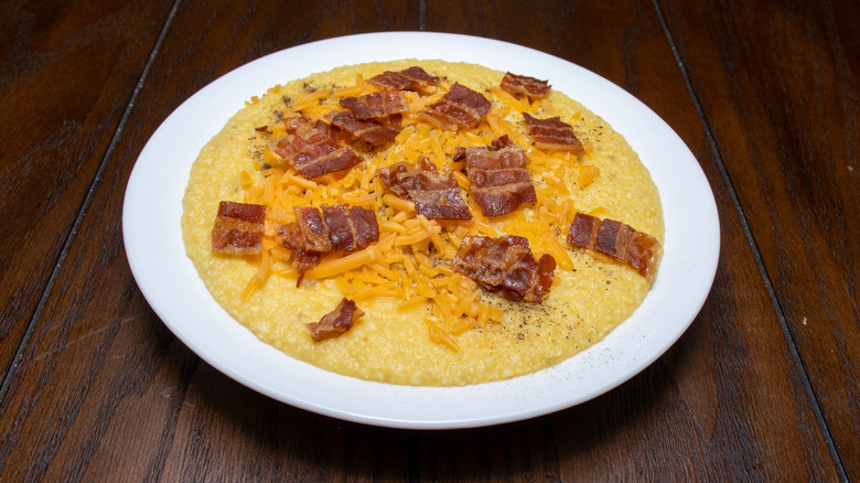 Cheesy grits with bacon