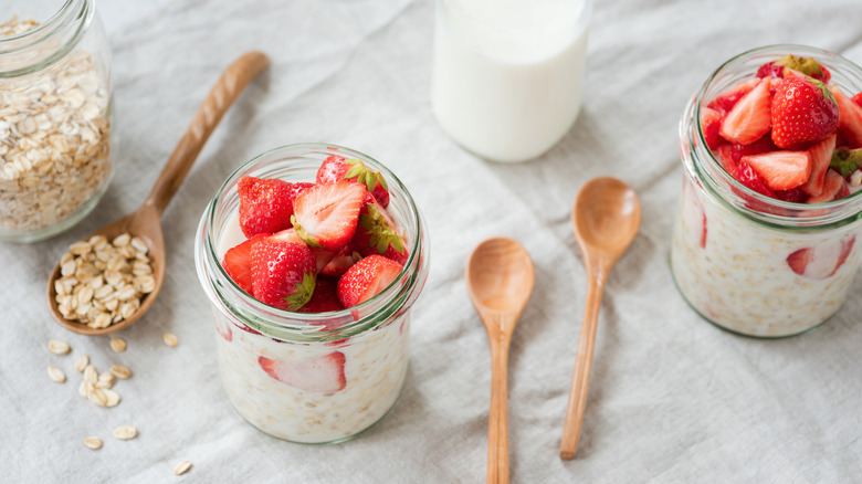 Strawberry overnight oats