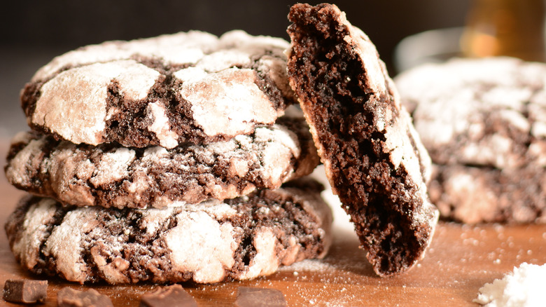 Crinkle cookies with powdered sugar