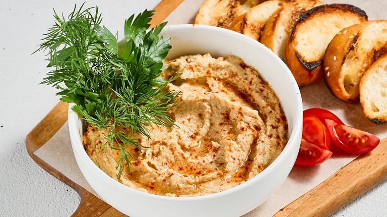 Hummus with bread and tomatoes