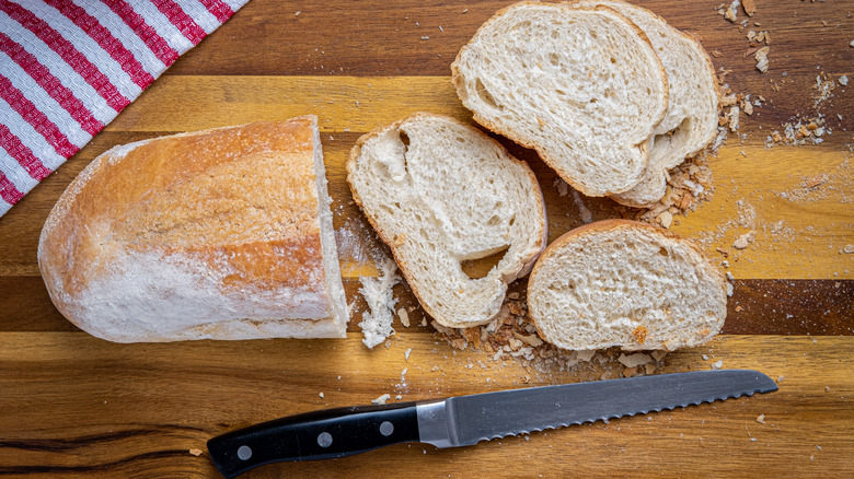 Serrated knife with slices of bread