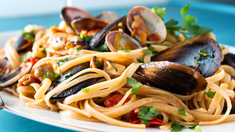 Linguine with mussels