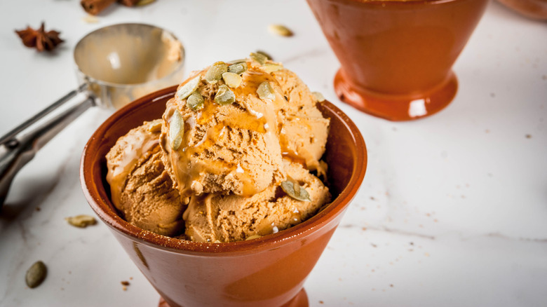 Pumpkin ice cream in bowls 