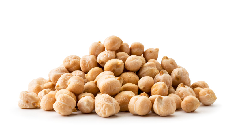 chickpeas in pile