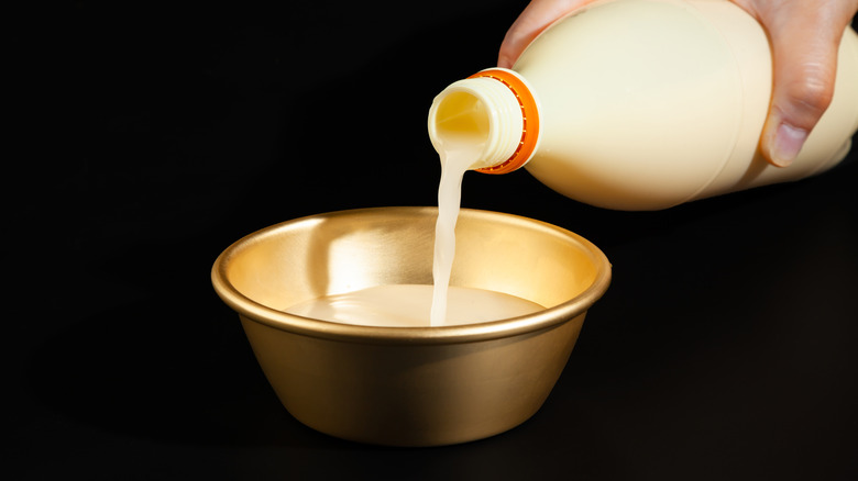 makgeolli poured from bottle to cup