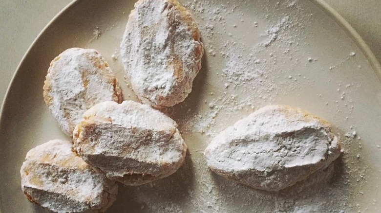 Ricciarelli cookies with flour