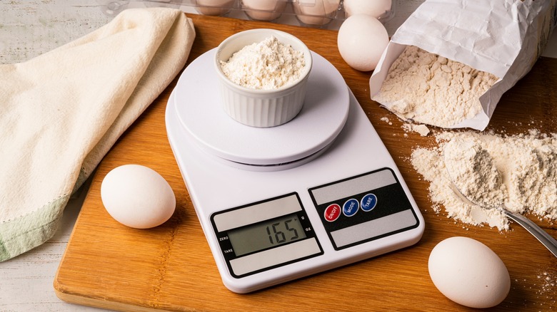 Digital kitchen scale with ingredients