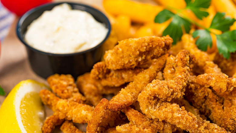 Fried clams with tartar sauce