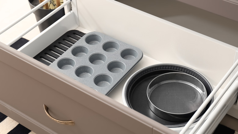 Drawer with kitchen pans