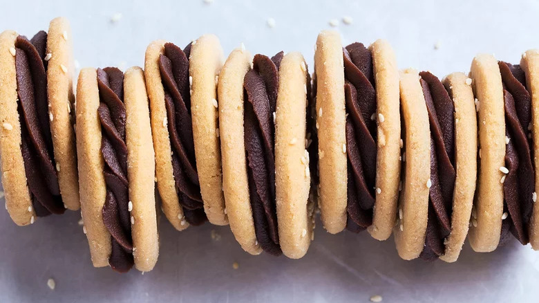 Tahini cookies with chocolate cream