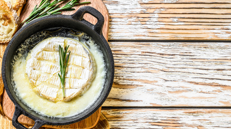 Baked brie cheese in bowl