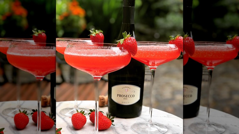 Rossini cocktails with prosecco