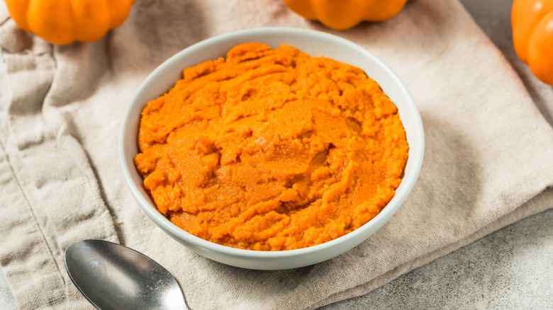 Bowl of pumpkin purée