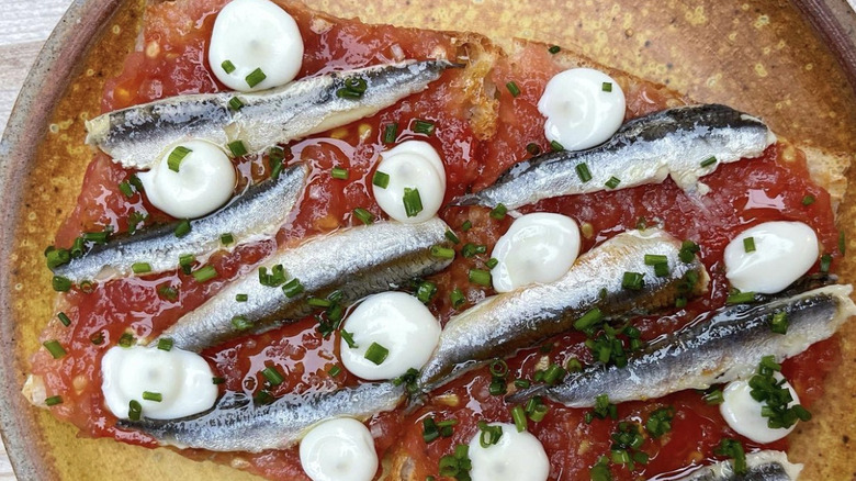 Pan con tomate with anchovies