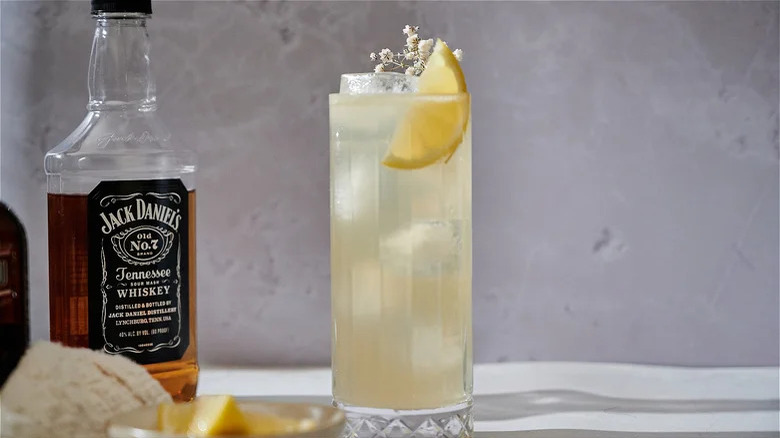 Whiskey with lemonade in glass