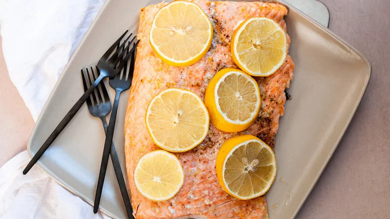 Garlic salmon with lemon slices