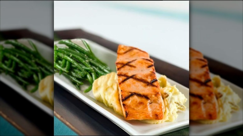 Grilled salmon and green beans