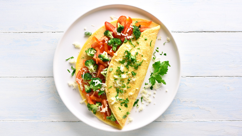 Omelet with tomatoes and broccoli