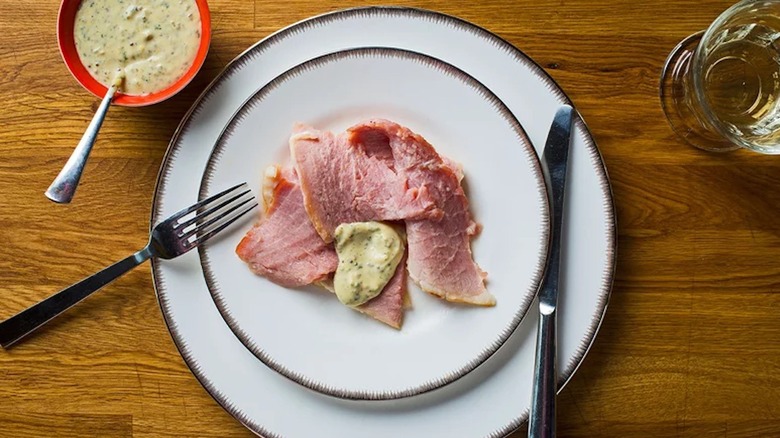 Sliced ham with sauce