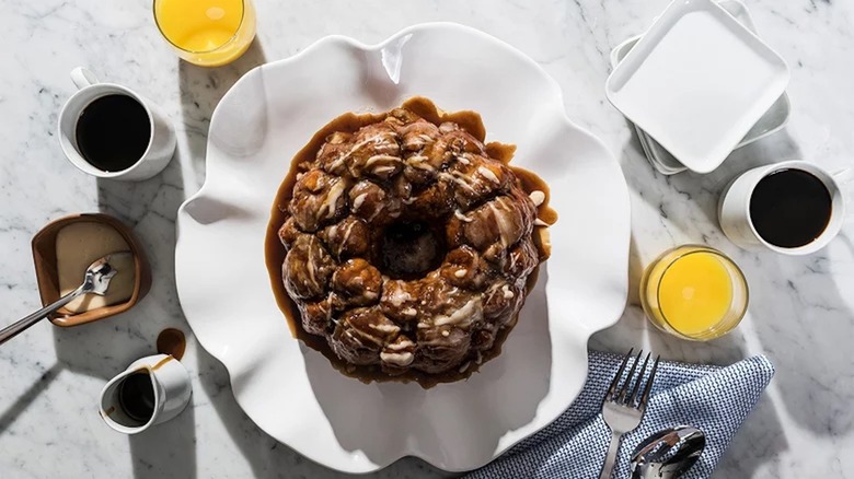 Monkey bread with drinks