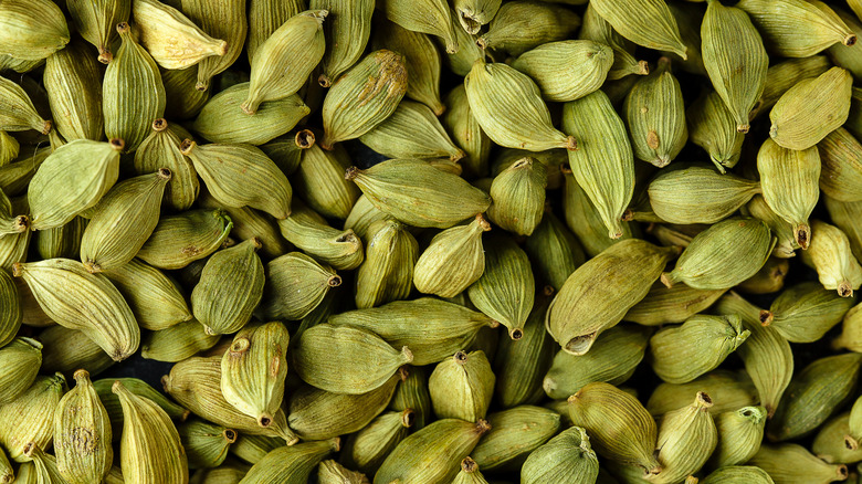 Green cardamon pods