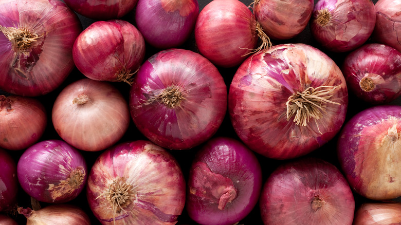 Whole red onions 