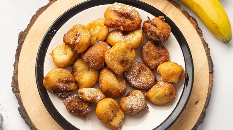 Plate of deep-fried bananas