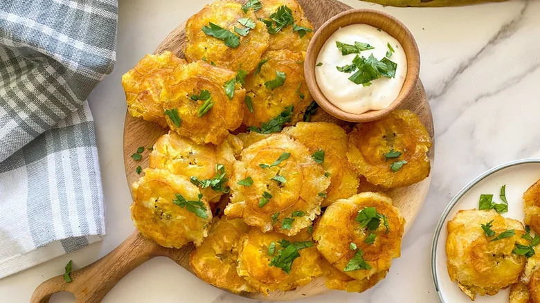 Tostones with garlic sauce