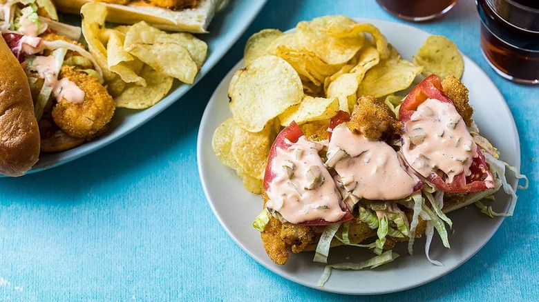 Po boy sandwich with chips