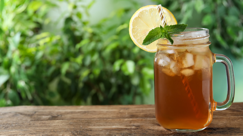 sweet tea in jar with lemon outside